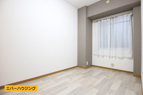 洋室４．５帖のお部屋。お部屋ごとに違ったクロスや床材を使用しているので、雰囲気がガラっと変わりますね♪