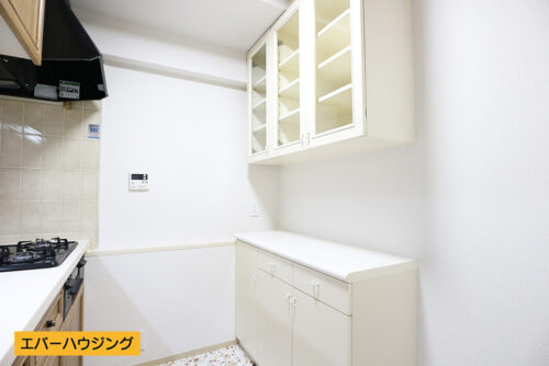 キッチンのうしろには食器棚があります♪