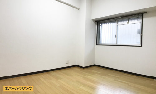 洋室5.2帖のお部屋。シンプルな内装なので家具の色味を合わせやすいです♪