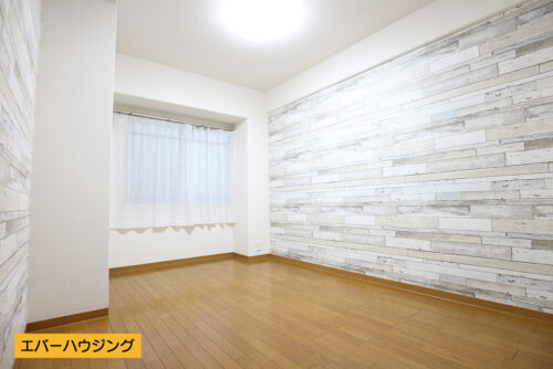 洋室のお部屋にはアクセントクロスを使用。