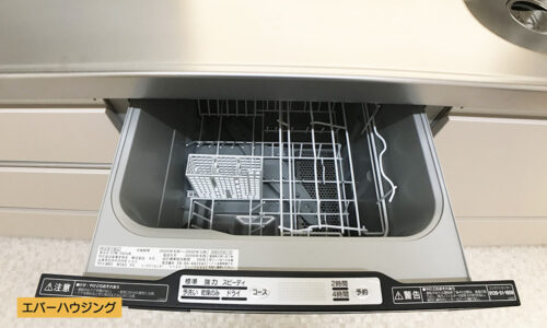 システムキッチンには食器洗い乾燥機付き！忙しい家事を助けてくれます。(キッチン)