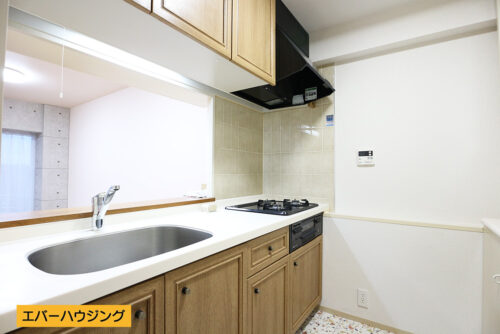 対面式のシステムキッチン。木目のデザインが、あたたかみを感じるキッチン♪