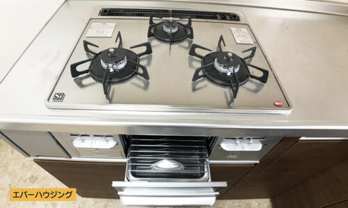 グリル付きの3口ガスコンロ！同時調理に便利ですね。(キッチン)