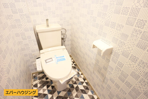 洗浄機能付き便座のトイレ。アクセントパネルで華やかな雰囲気に♪