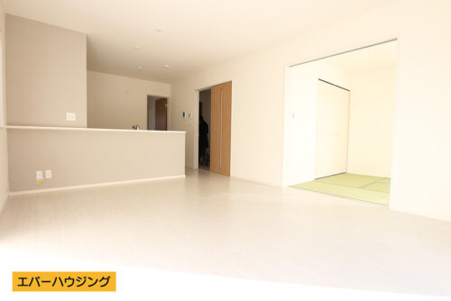 南向きで明るいリビング♪床やクロスを白で統一しているので家具の色味を合わせやすいですね。