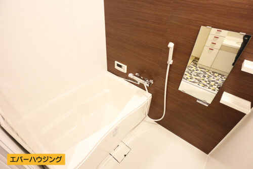 アクセントパネルがオシャレなバスルーム。ゆったりと浸かれます。