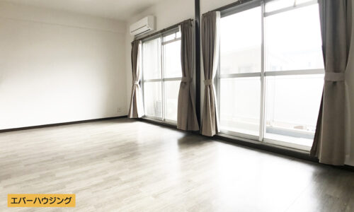 11.3帖のリビングは南向きで陽当り良好です！二面に窓があるので開放感もあります。 室内（2020年1月）撮影(居間)