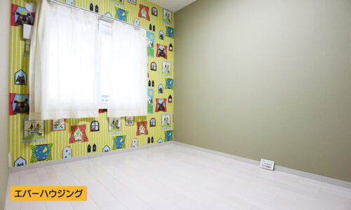 洋室5.2帖のお部屋はアクセントクロスを使用。お子様のお部屋としてお使いいただけます。