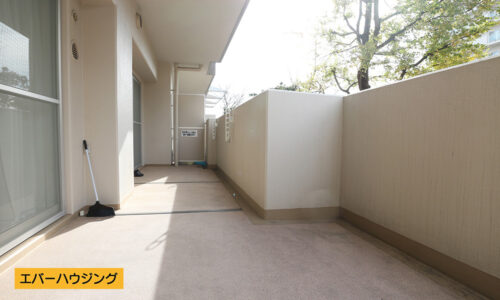 バルコニーは南東向きでお洗濯物がよく乾きます♪広めなのでたくさん干せますね。