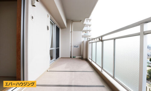 南西向きのバルコニー。横幅が広いので、お洗濯ものが干しやすく、お布団などもまとめて干せます♪