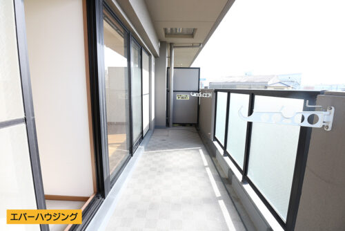 南西向きのバルコニーで陽当たり良好です。