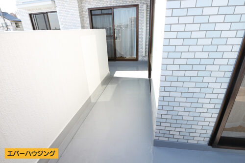 バルコニーは南東にあり、陽当たり良好です。