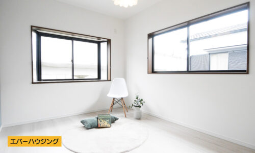 洋室６帖のお部屋。２面窓で開放感があります♪