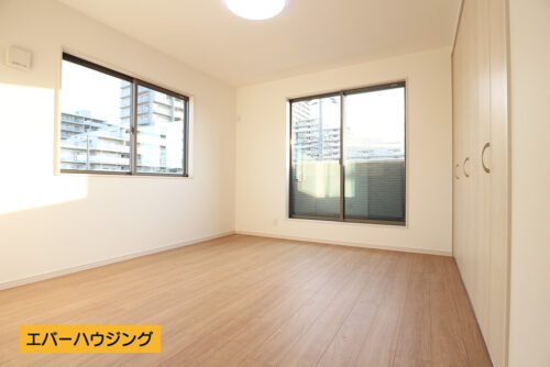 1階の納戸6帖。窓が二面にあるので、換気をしっかりできます。