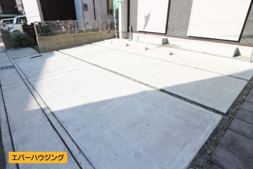 駐車スペース。２台分プラス自転車を停めるスペースもございます。