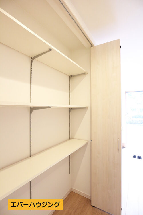 クローゼットは幅が広く、たっぷり収納出来ます。
