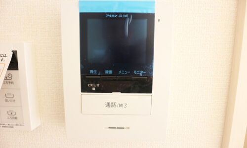 同形状・同仕様写真です。 顔が見えて安心のモニターホン付きです。