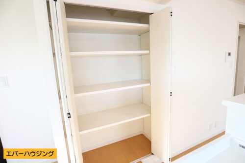 キッチン横には便利な収納スペースがあります。