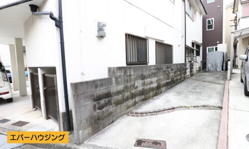 駐車スペースです。軽自動車2台停められます。