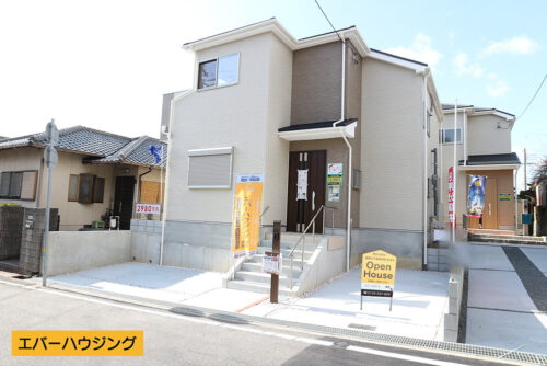 2019年12月下旬完成！新築分譲♪ 前面道路広々、駐車場2台停められます！ 現地（2020年1月）撮影