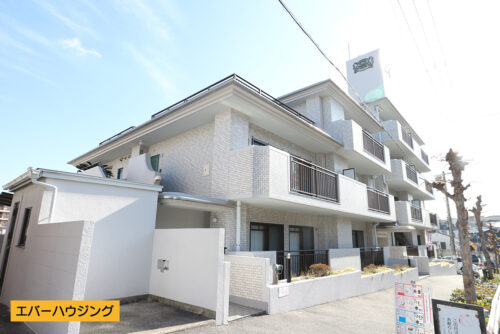 リビングは広々19.5帖の広さです！ フローリング・クロスも張り替え済みで、まるで新築のような綺麗な内装に♪ 室内（2020年1月）撮影