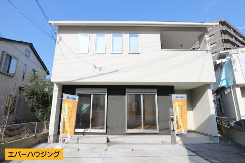 平成２６年３月築の綺麗な戸建物件です！ 山陽電鉄「江井ヶ島駅」から徒歩６分の便利な立地。駐車用スペース広々♪ 現地（2019年12月）撮影