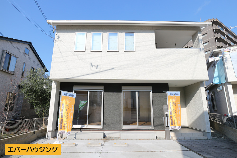 平成２６年３月築の綺麗な戸建物件です！ 山陽電鉄「江井ヶ島駅」から徒歩６分の便利な立地。駐車用スペース広々♪ 現地（2019年12月）撮影