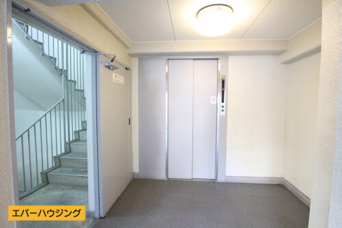 共用エレベーター。