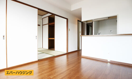 隣には和室があるので、小さなお子様の遊び場としても活用できます。