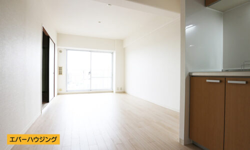 リビングダイニング。淡い色の床材で白を基調にしているのでお部屋の中が明るい雰囲気です♪