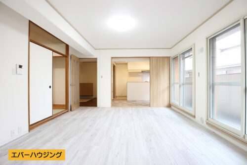 二面に窓があり、南向きで明るいリビングです。窓が大きいので開放感がありますね♪室内（2020年1月）撮影