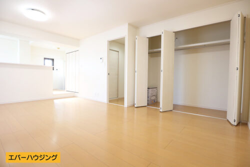 リビングは広々19.5帖の広さです！ フローリング・クロスも張り替え済みで、まるで新築のような綺麗な内装に♪