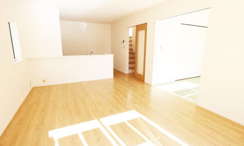 同形状・同仕様写真です。 リビングは南向き。