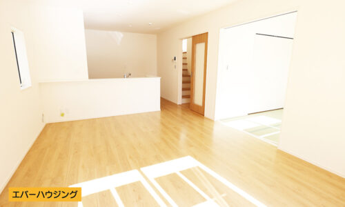 【同仕様写真です】 リビングはそれぞれ１６帖の広さです。 ナチュラルな内装で家具の色も合わせやすくなっております。