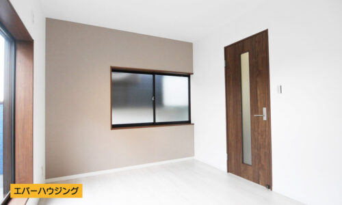 洋室６帖のお部屋。アクセントクロスがオシャレな居室です。バルコニーへ出られます。