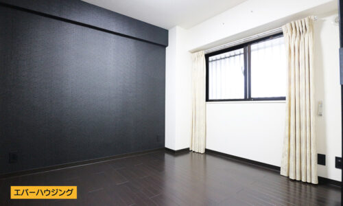 洋室5.1帖のお部屋。ブラックのアクセントクロスがスタイリッシュな室内です。