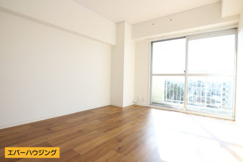 洋室６帖のお部屋。南東向きで陽当たり良好です。