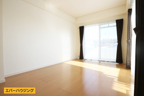 洋室6帖。2面に窓があり明るく開放的なお部屋です。