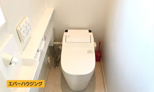 タンクレストイレですっきりとした印象に。洗浄機能付きです。