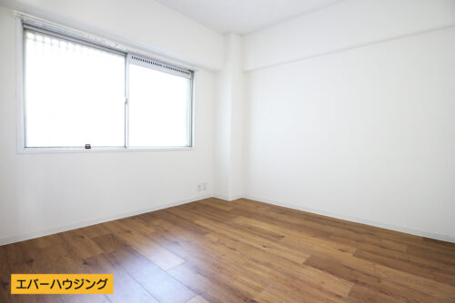 洋室５帖のお部屋。ナチュラルな内装で家具の色味を合わせやすいです♪