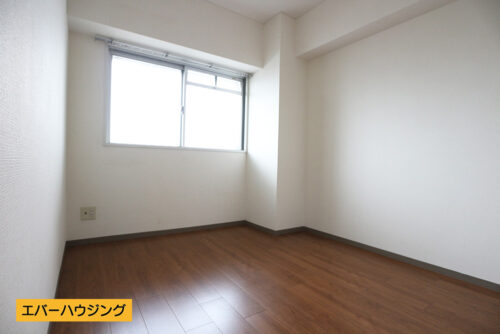 洋室5.53帖。シンプルな内装なので、家具の色味を合わせやすいですね。