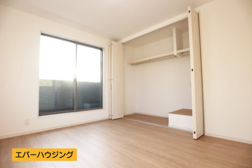 クローゼットは幅が広く、たっぷり収納出来ます。