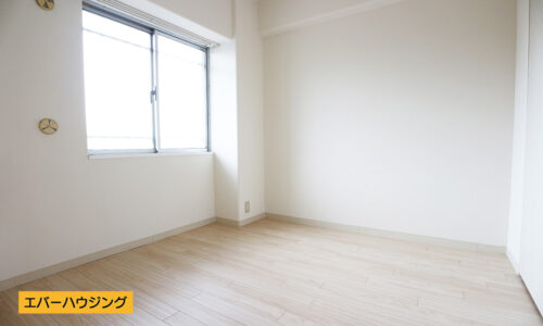 洋室４．５帖のお部屋。シンプルな内装でどんな家具でも合わせやすいですね。