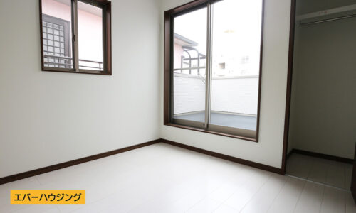 洋室4.5帖。こちらからバルコニーへ出られます。2面採光のお部屋です。