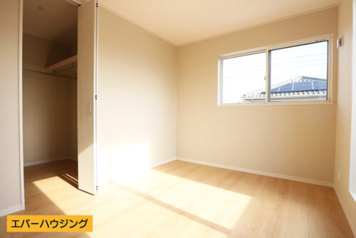 洋室にはWICが付いているのでお洋服が多い方も安心です（1号棟写真参考）