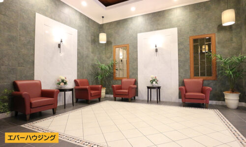 ラグジュアリーな雰囲気のロビー。