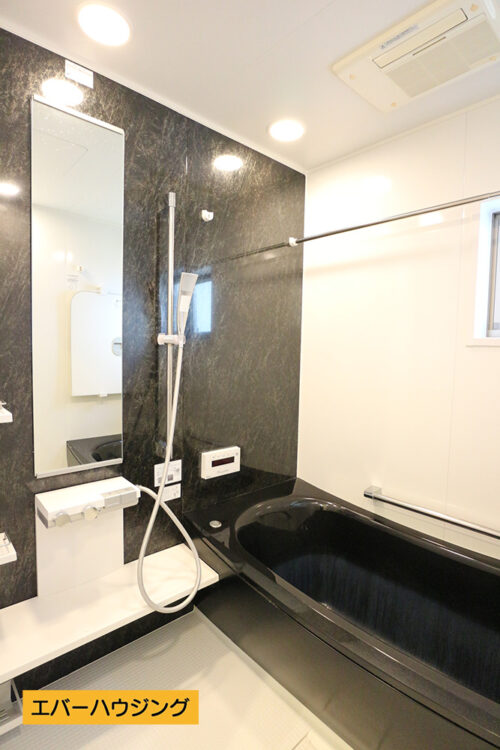 バスルームは広々♪浴槽は広々なので、ゆったり浸かることができます。