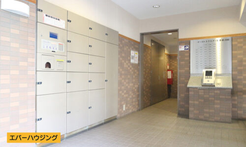共用部には宅配ボックス完備♪ 留守時の荷物の受取に便利です。