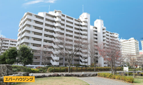 JR「大久保駅」徒歩４分の便利な立地！ イオンが近くて買い物も便利です♪ ２０１９年７月にリフォーム済みで綺麗にお住まいいただけます。 現地（2012年12月）撮影