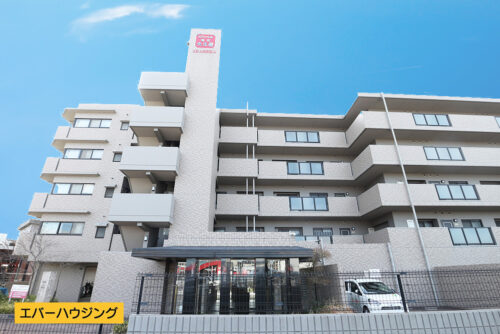 南西の角部屋で陽当たり・通風良好です！ 角部屋につき、玄関ポーチ付いています。 敷地内駐車場1台停められます♪ 現地（2020年1月）撮影